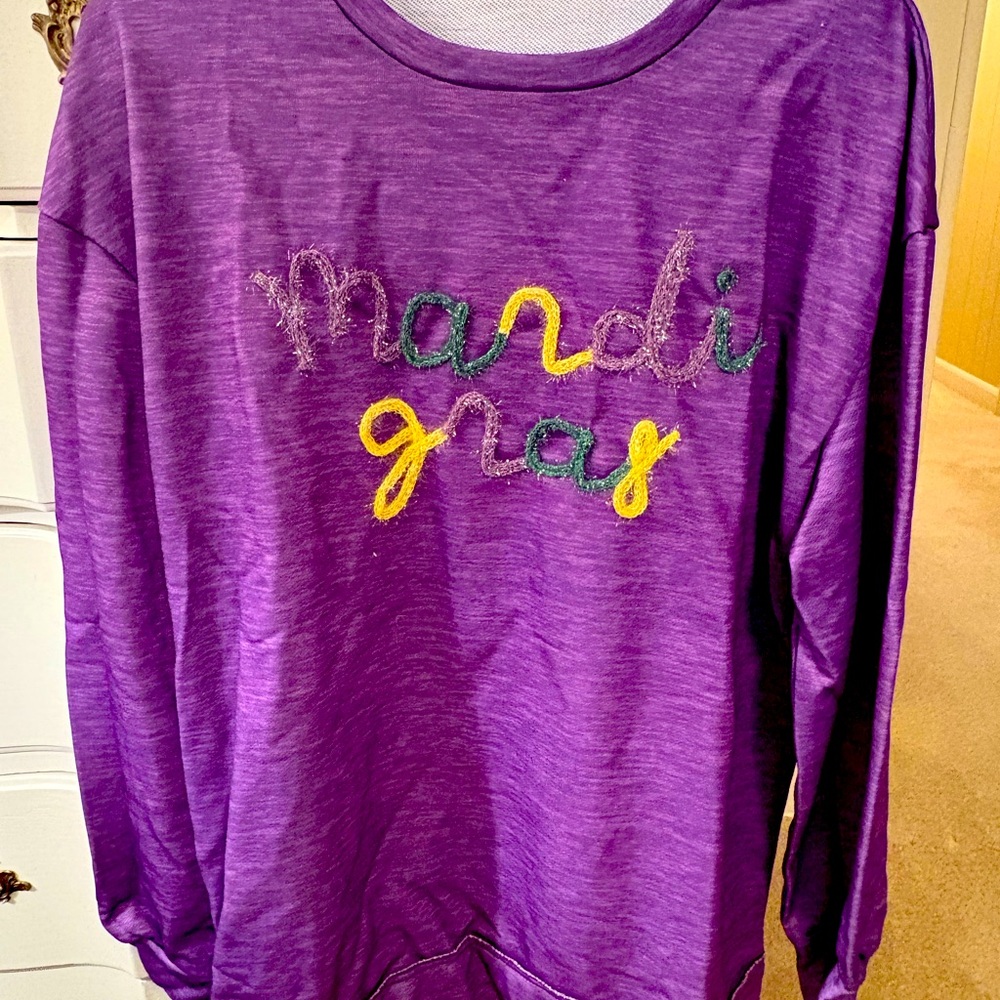 New Women’s purple Mardi Gras sweatshirt XL